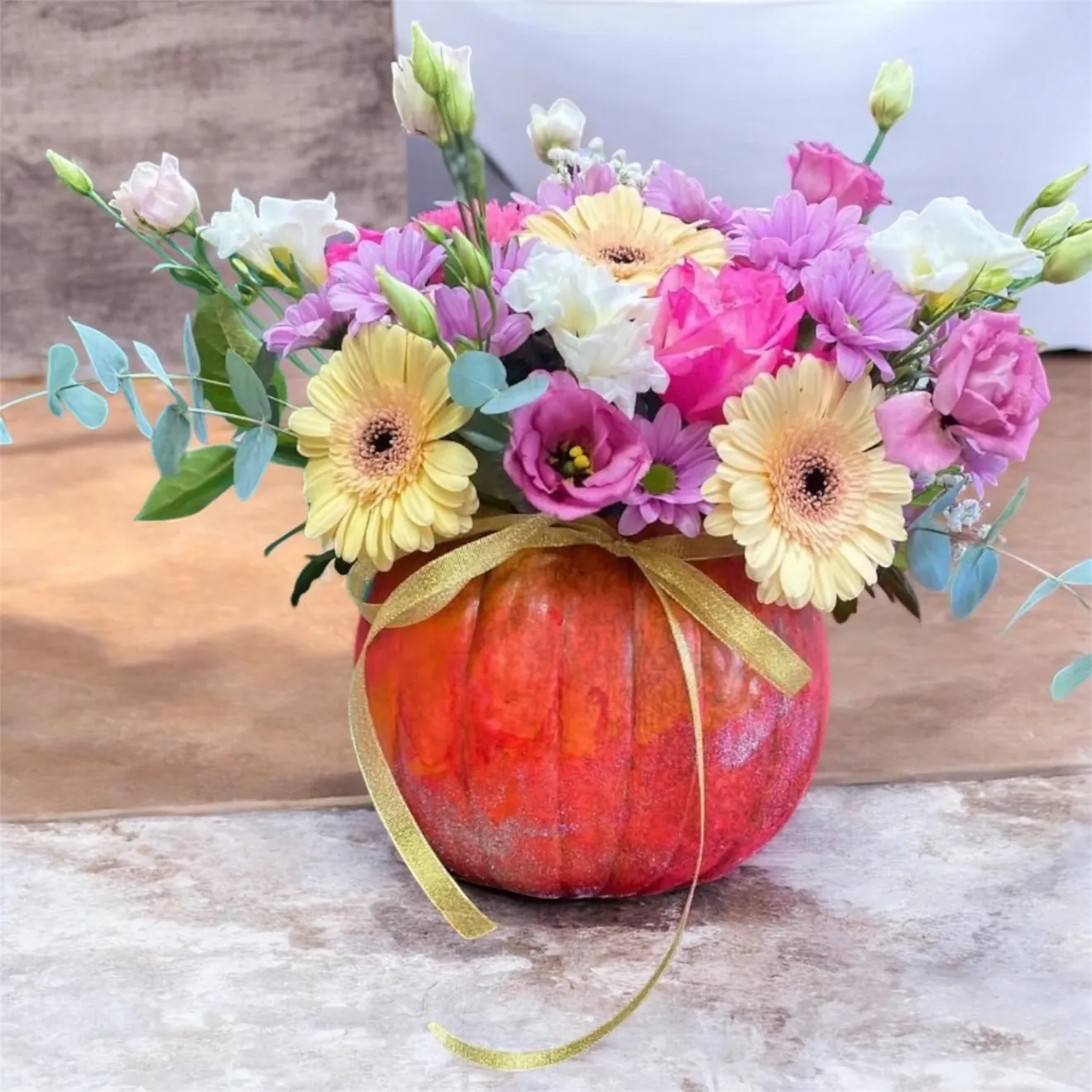 Aranjament Floral în Dovleac – Simfonia Pastelată a Toamnei