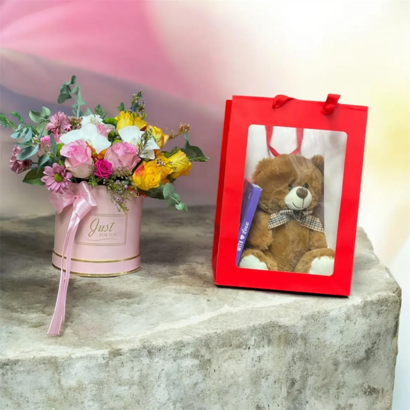Aranjament Floral „Răsfăț de Culori” cu Trandafiri, Orhidee și Ursuleț de Pluș