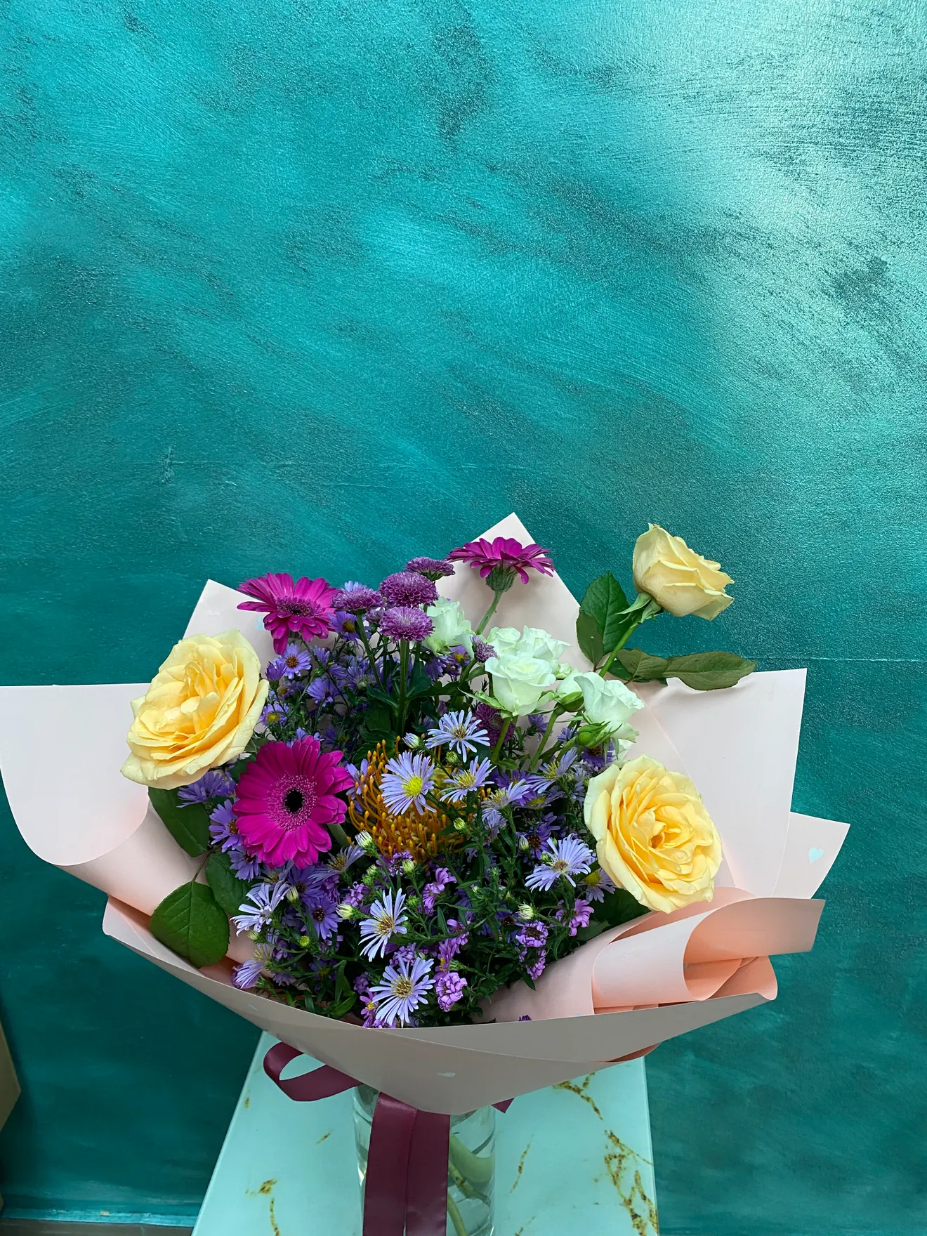 Buchet Floral „Rază de Soare” – Trandafiri Galbeni, Tross Alb și Minigerbera