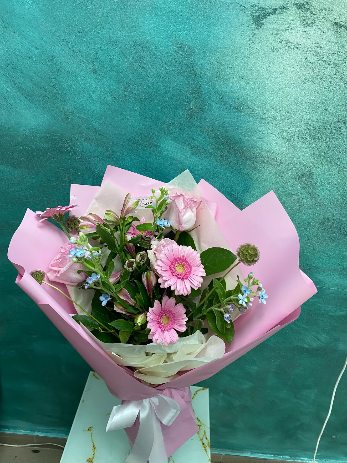 Buchet Floral „Vis în Nuanțe Pastel” – Trandafiri, Gerbera, Alstroemeria, Scabiosa și Oxypetalum