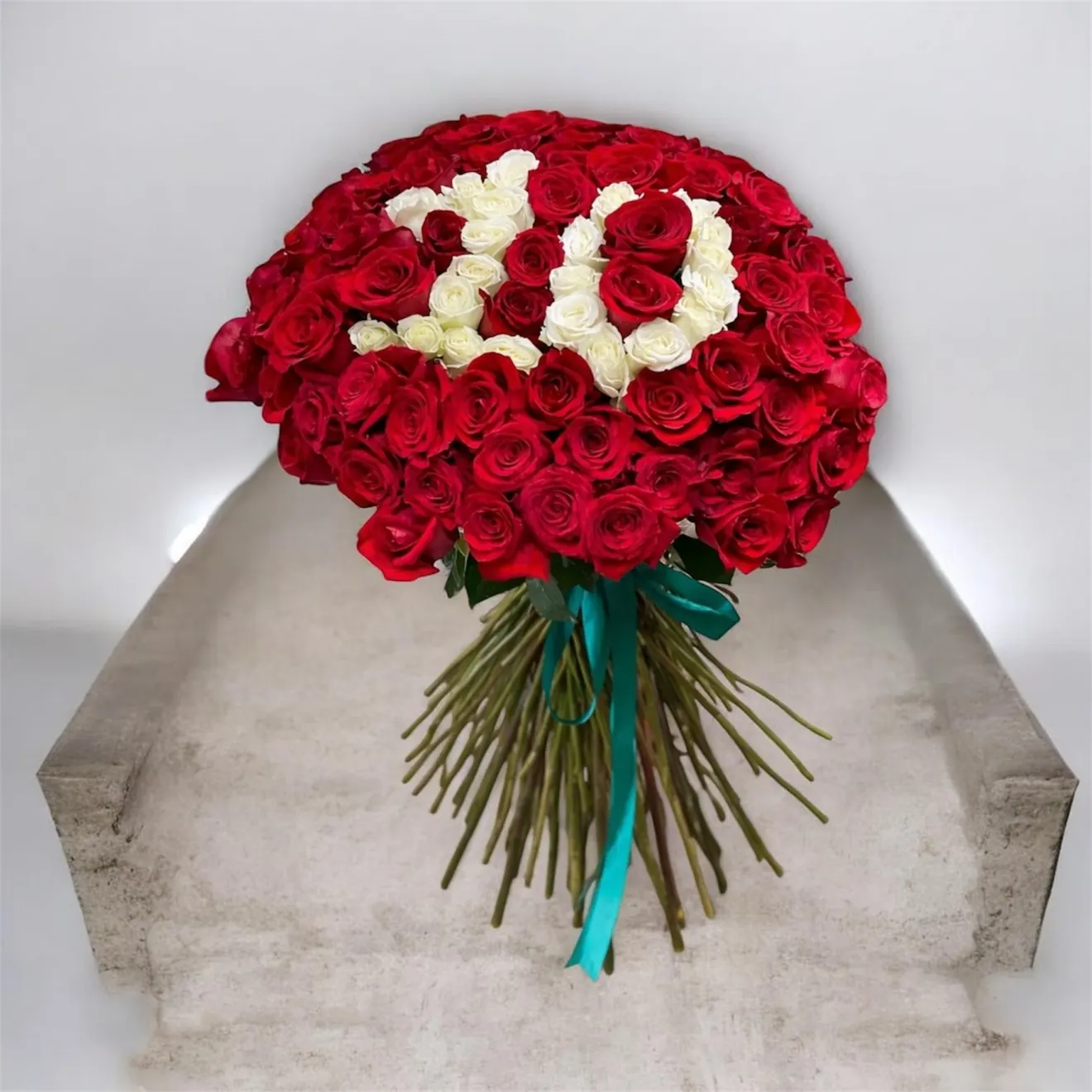 Buchetul iubirii: 101 Trandafiri cu Cifra 10 din minirose  albe