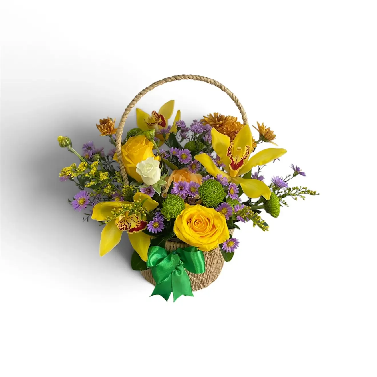 Coș Floral „Simfonia Regală” – Trandafiri Galbeni și Orhidee Cymbidium