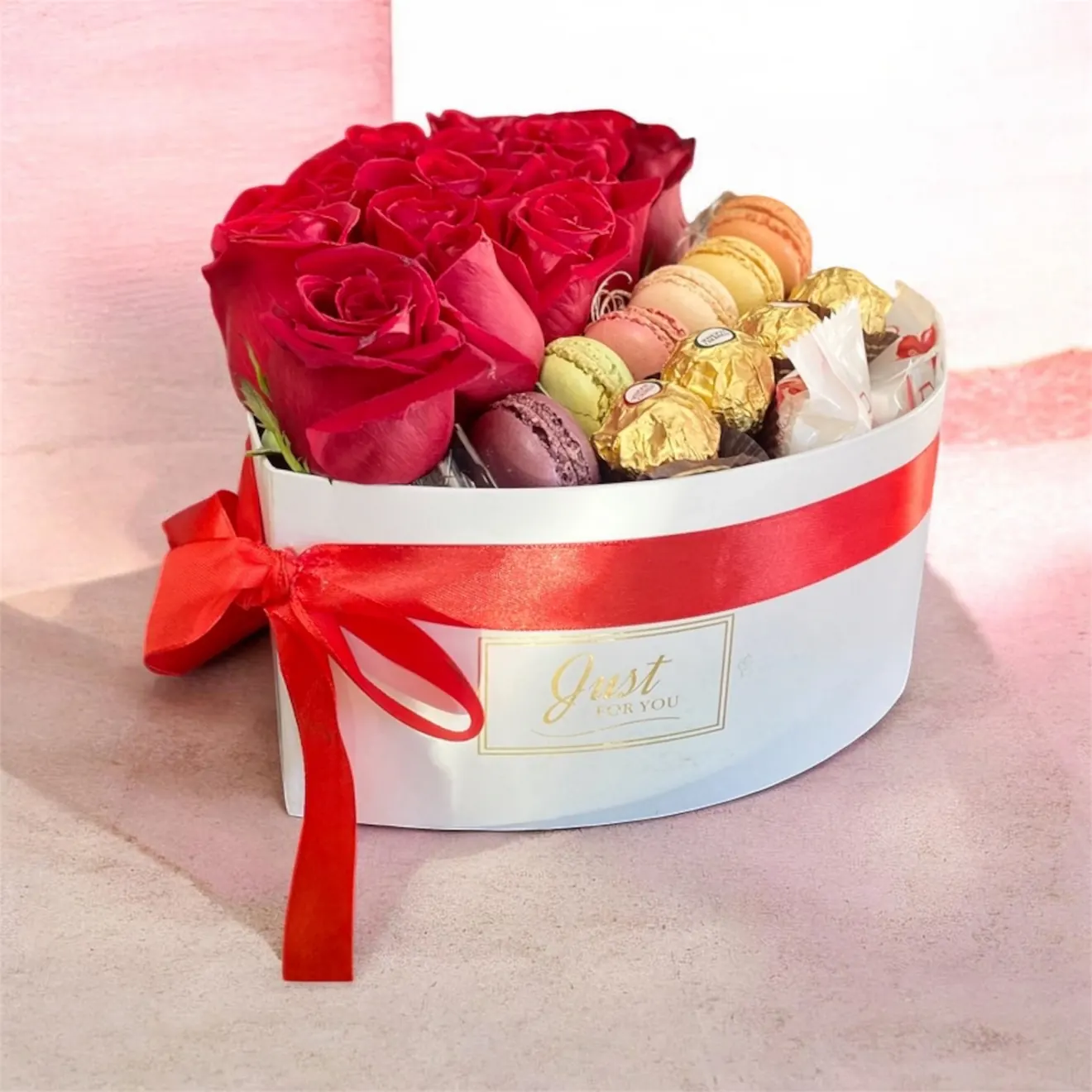Inimă Florală Premium „Dulce Răsfăț” – Trandafiri Roșii, Ferrero Rocher, Raffaello și Macarons