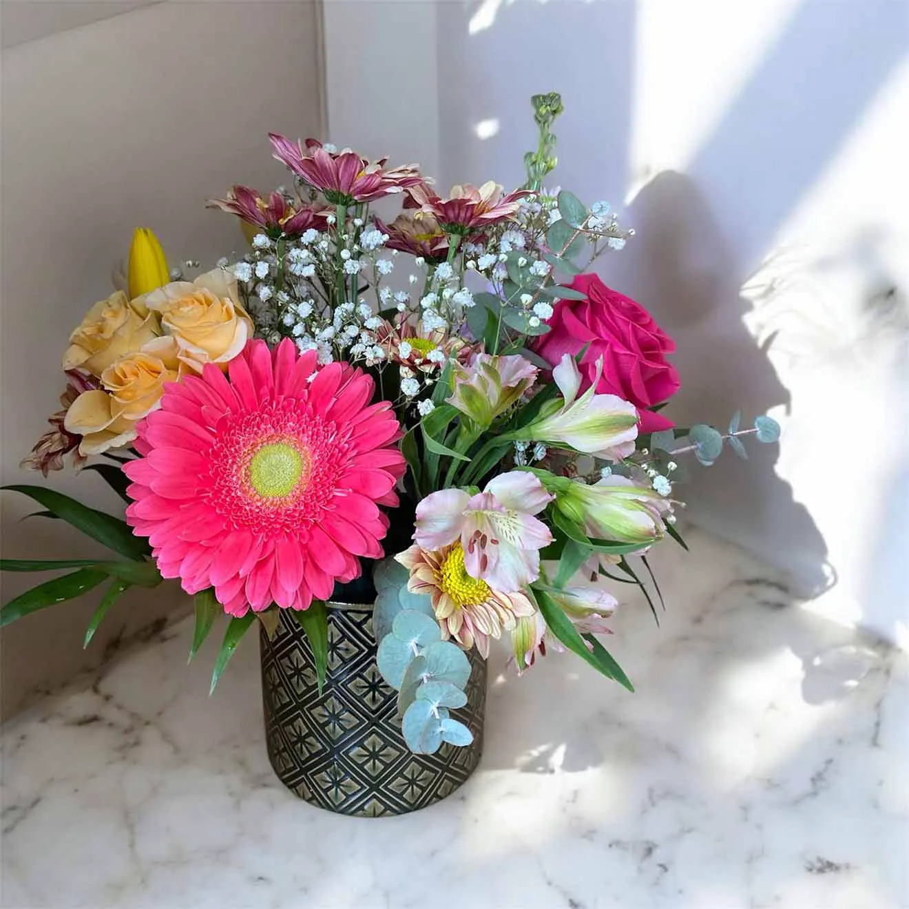 Jasmine, gerbera roz și gypsophila